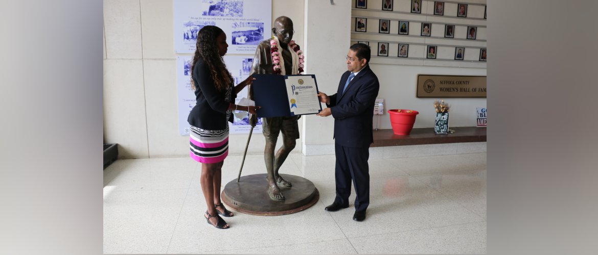  Gandhi@150: Consul General paid floral tribute to Mahatma Gandhi's Statue at the Suffolk County Executive office, Hauppauge, New York. The county presented him a Proclamation honoring the Mahatma for his selfless life and legacy